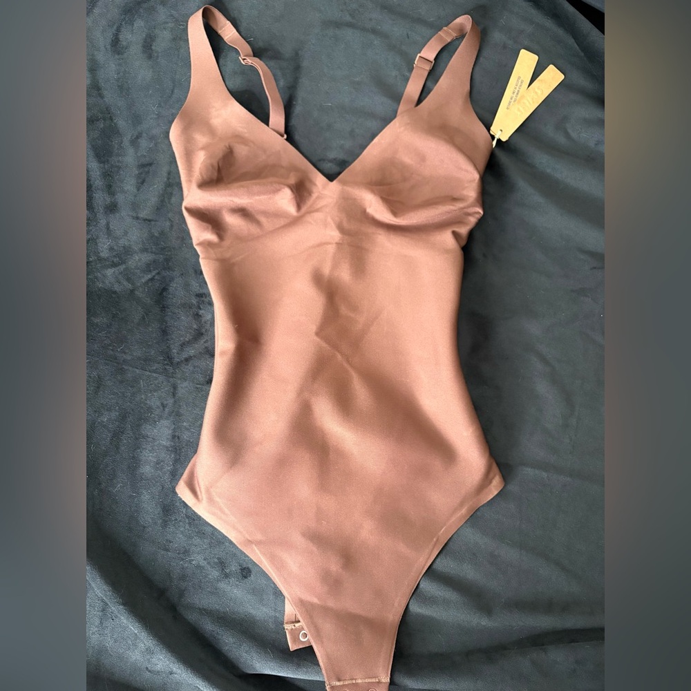 SKIMS BODY UNLINED PLUNGE THONG BODYSUIT